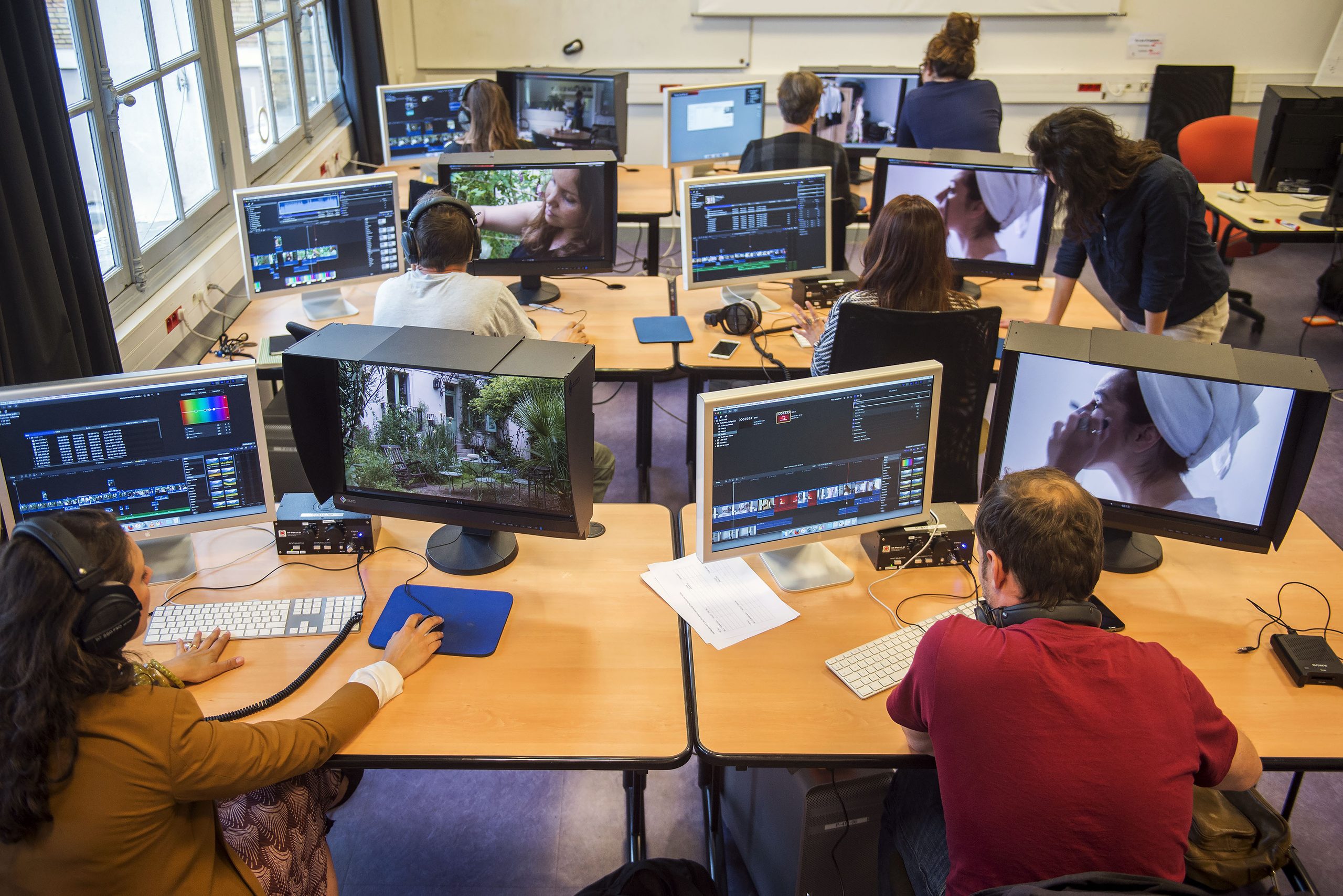 Étudiants de Gobelins en salle de montage vidéo